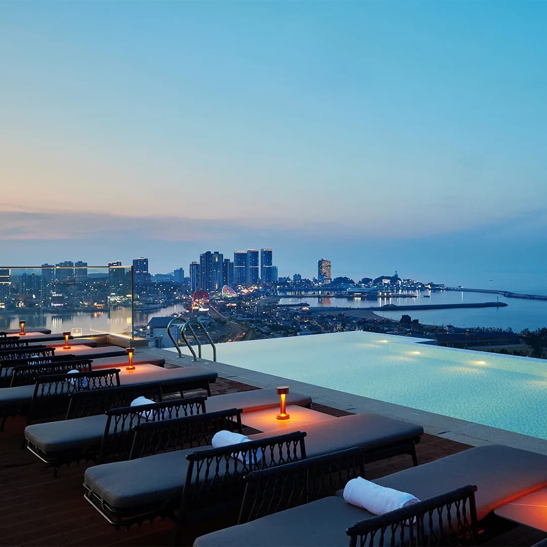 The 21F infinity pool — Sokcho's highest, with East Sea + Cheongchoho Lake + Seoraksan in the frame