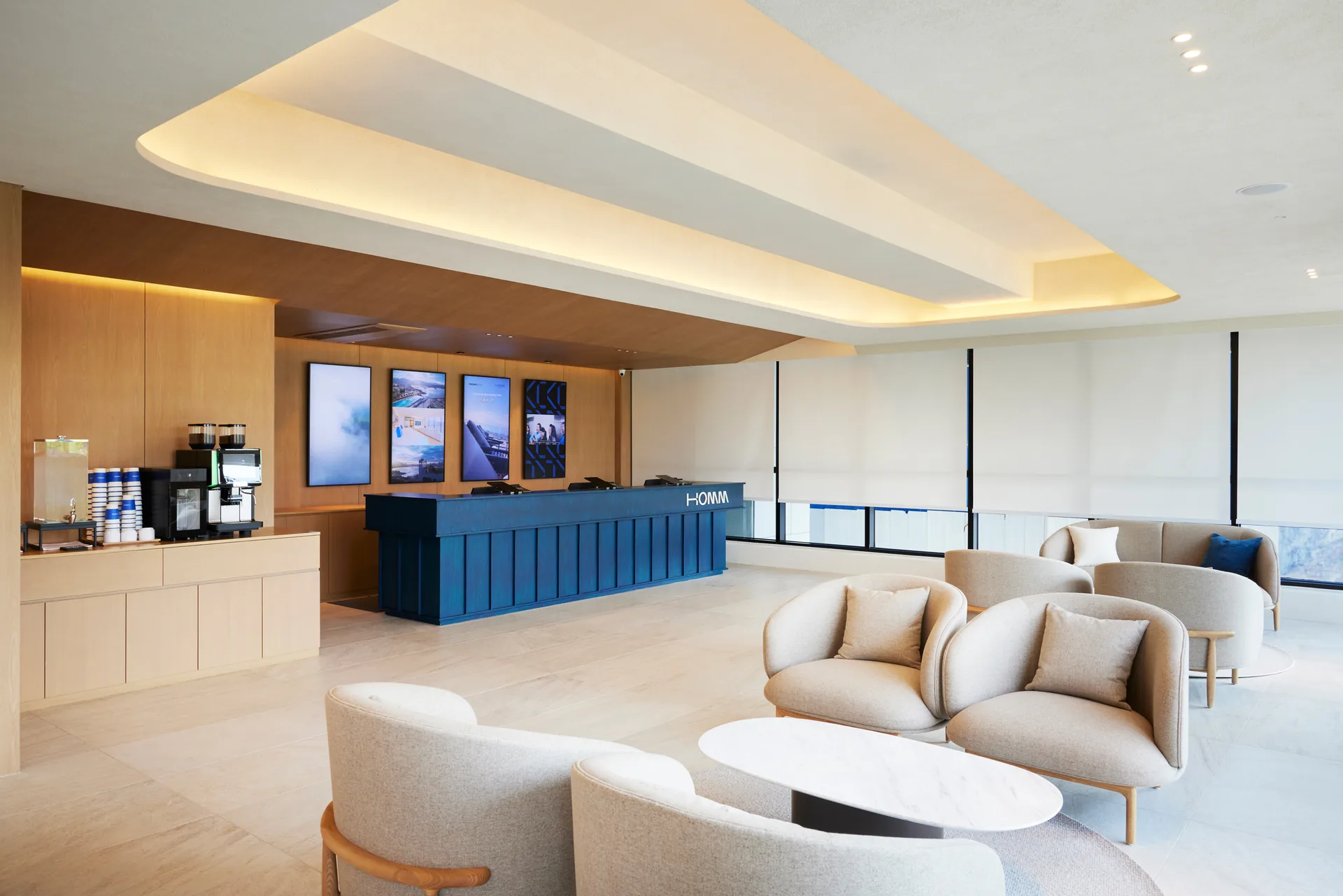 The 1F Gallery Lounge — the hotel's signature scent + coffee aroma, artworks inspired by Seoraksan and the East Sea