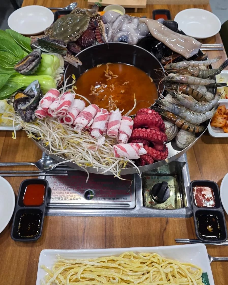 Special Seafood Flower-Platter Shabu Jang Kalguksu